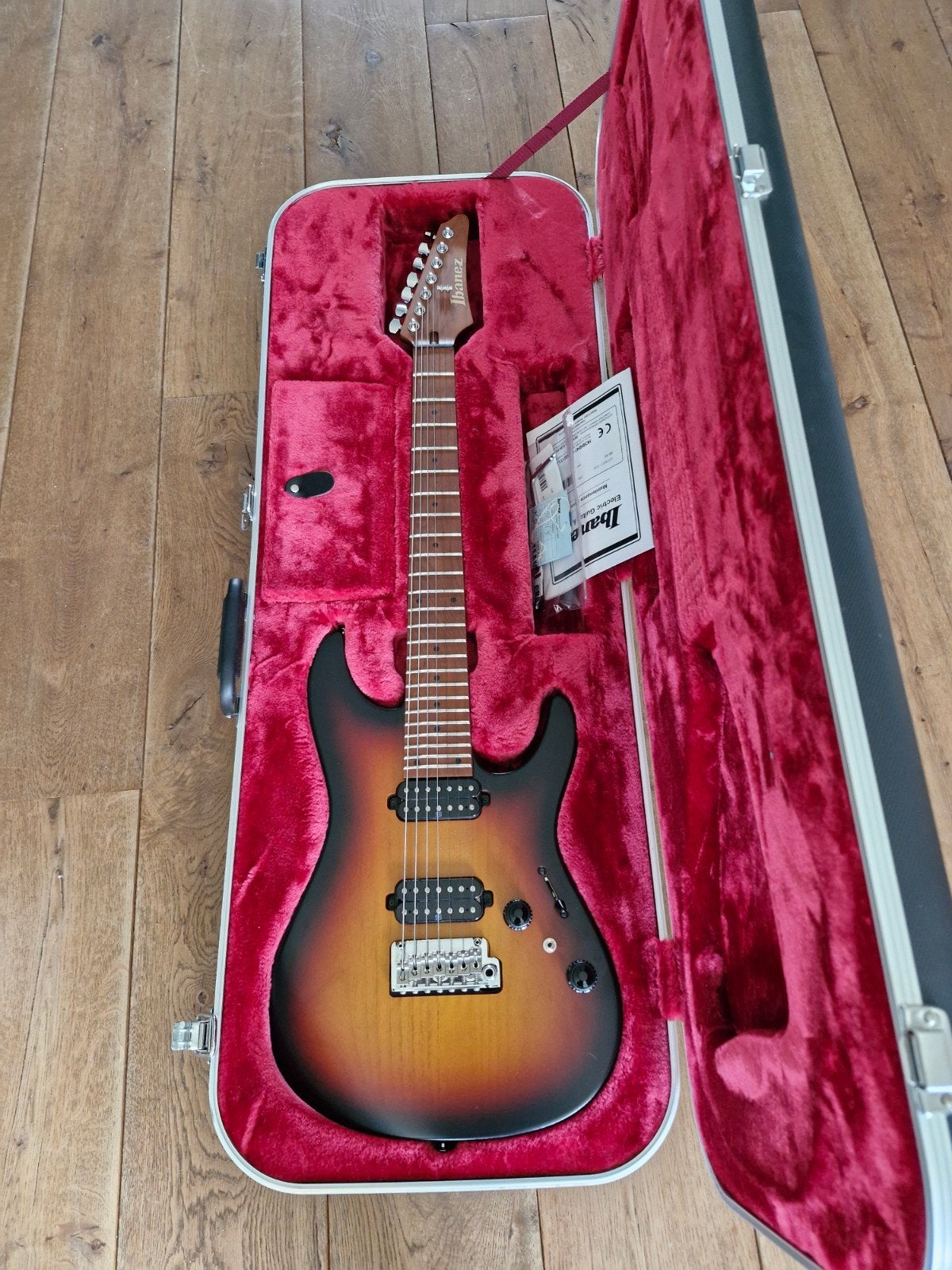 koop/ruil ibanez AZ24027tff+koffer in nieuwstaat, Ophalen of Verzenden, Zo goed als nieuw, Solid body, Ibanez