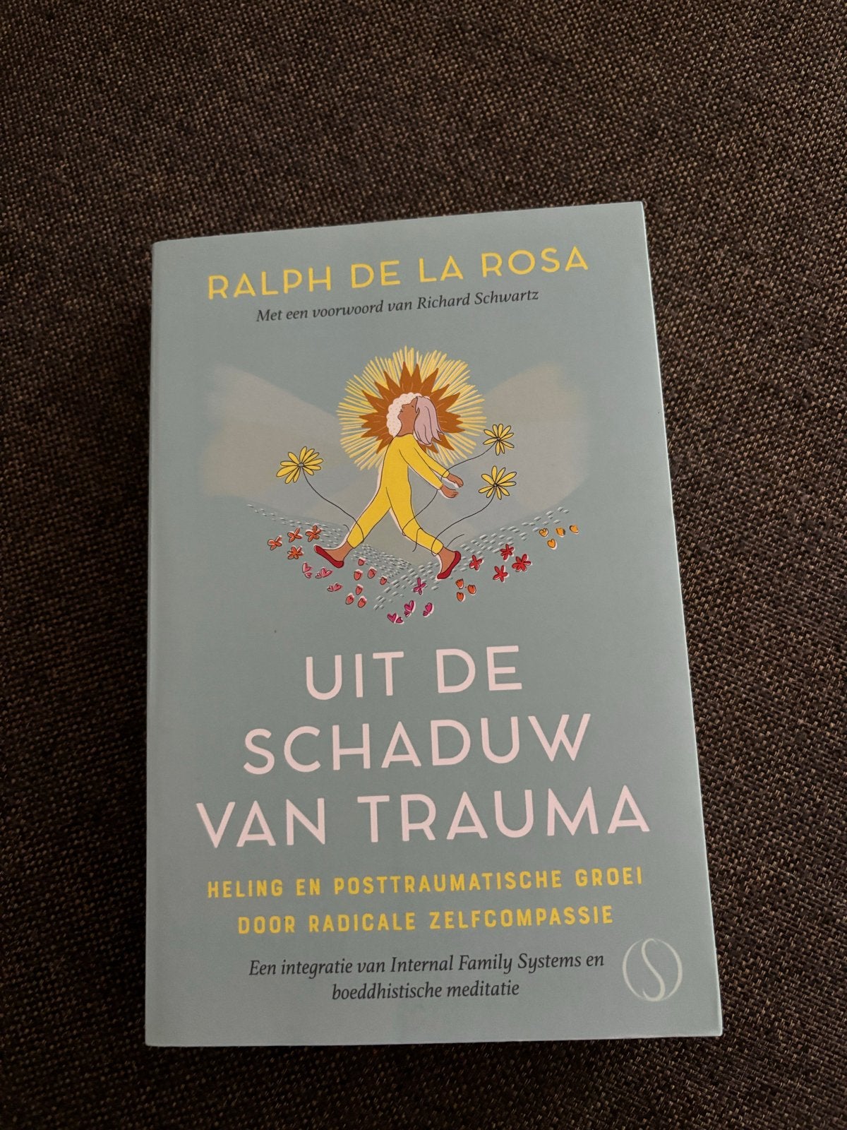 Uit de Schaduw van Trauma - Ralph de la Rosa, Boeken, Psychologie, Ophalen of Verzenden, Zo goed als nieuw, Klinische psychologie