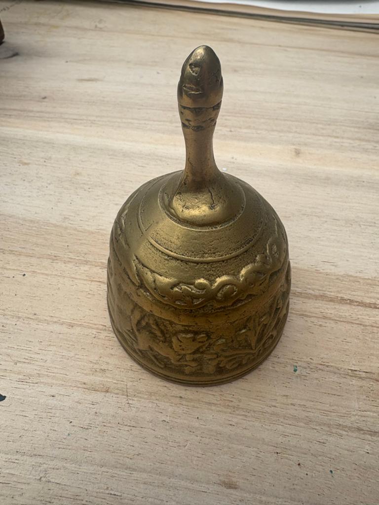 Antieke Messing Bel met Reliëfdecoratie, Antiek en Kunst, Ophalen of Verzenden