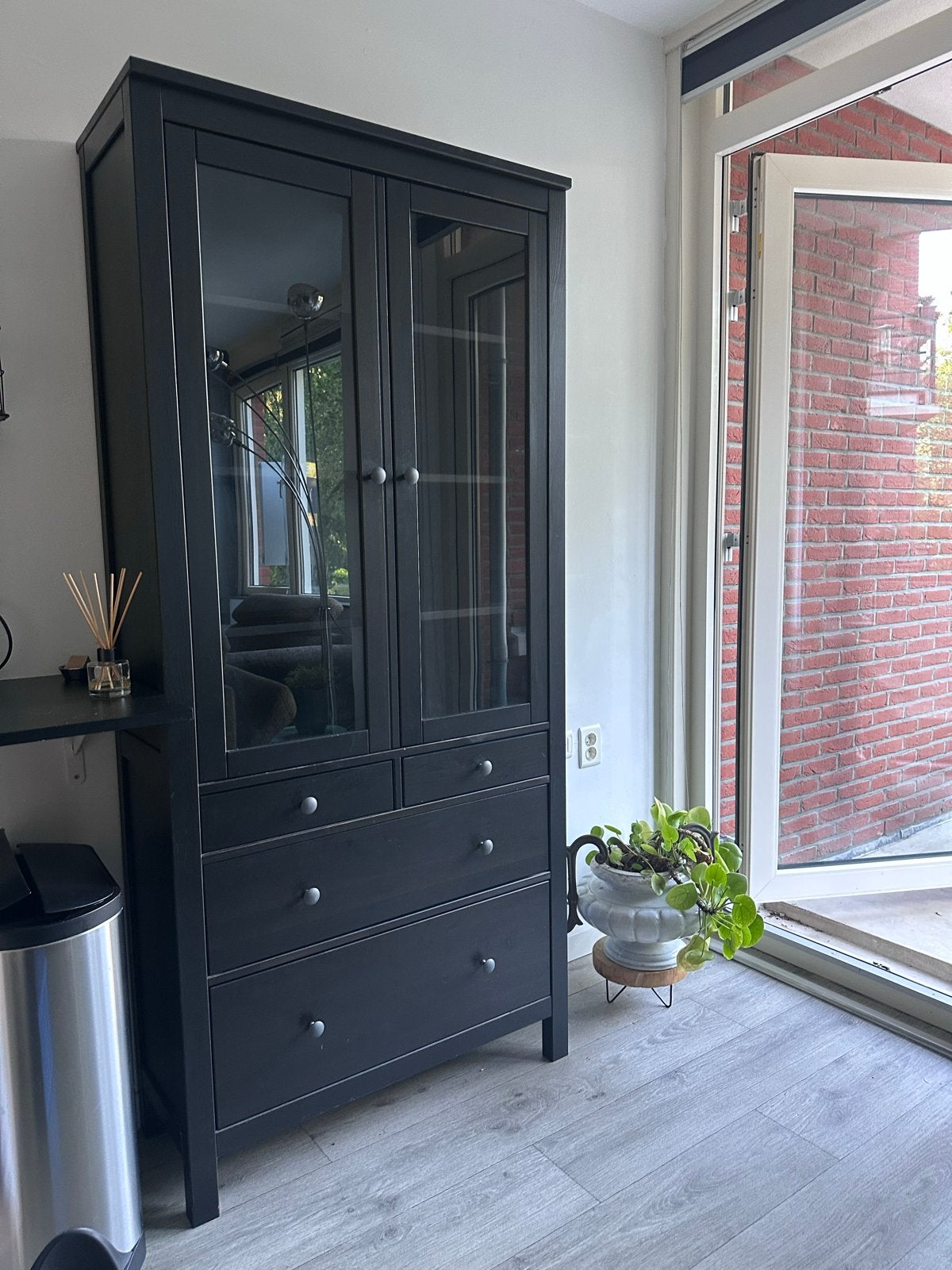 Zwarte vitrinekast met lades en glazen deuren, Huis en Inrichting, Kasten | Vitrinekasten, Ophalen, Gebruikt, 200 cm of meer, 50 tot 100 cm