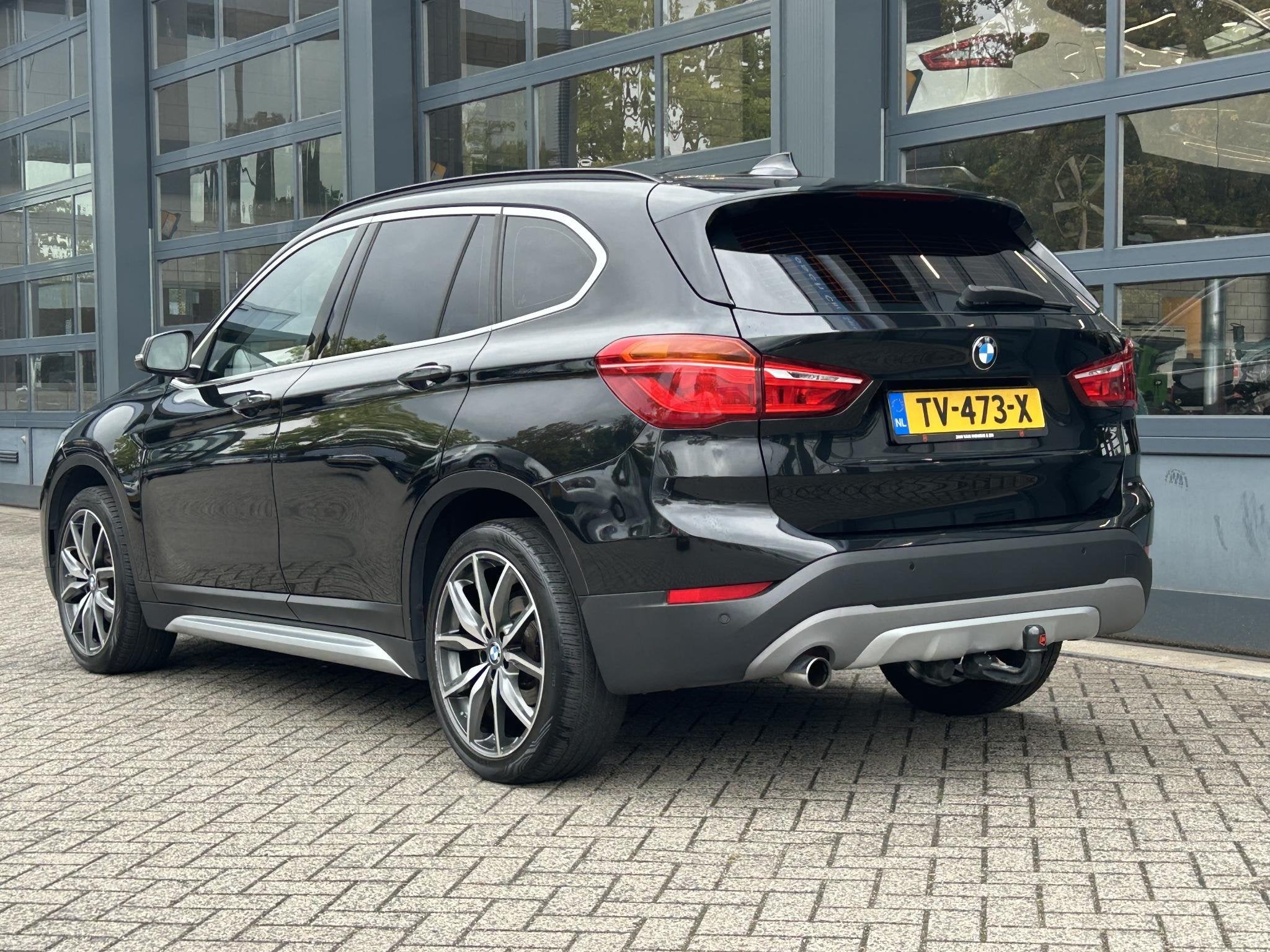 BMW X1 sDrive18i Executive | Trekhaak | Navi | Leder, Stof, Gebruikt, Met garantie (alle), Zwart