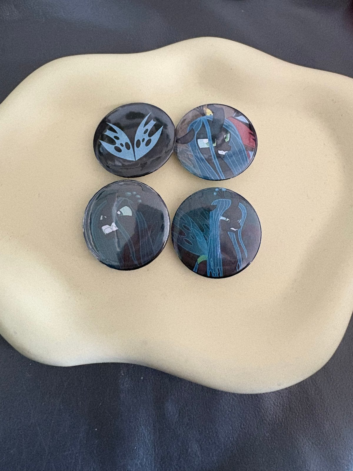 My Little Pony Buttons - Queen Chrysalis, Verzamelen, Speldjes, Pins en Buttons, Verzenden, Zo goed als nieuw, Figuurtje, Button