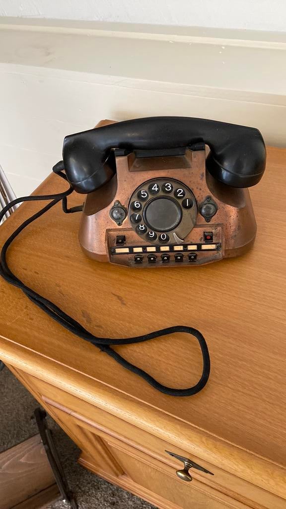 Antieke koperen telefoon van de PTT, Ophalen