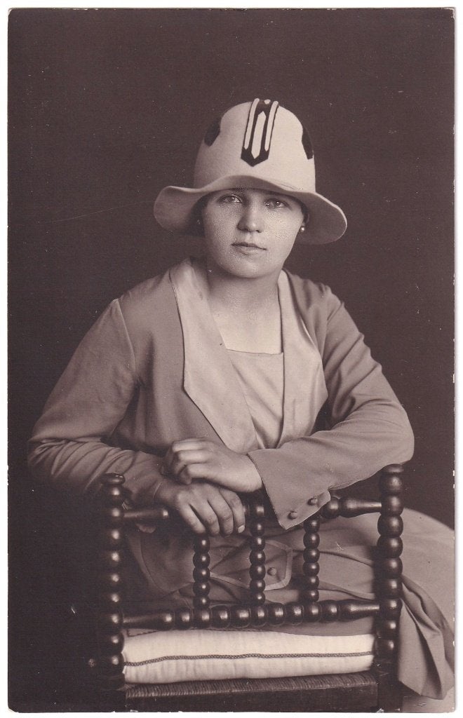 Foto - Jonge Vrouw Jurk Stoel Hoed, Gebruikt, Foto, Ophalen of Verzenden, Voor 1940