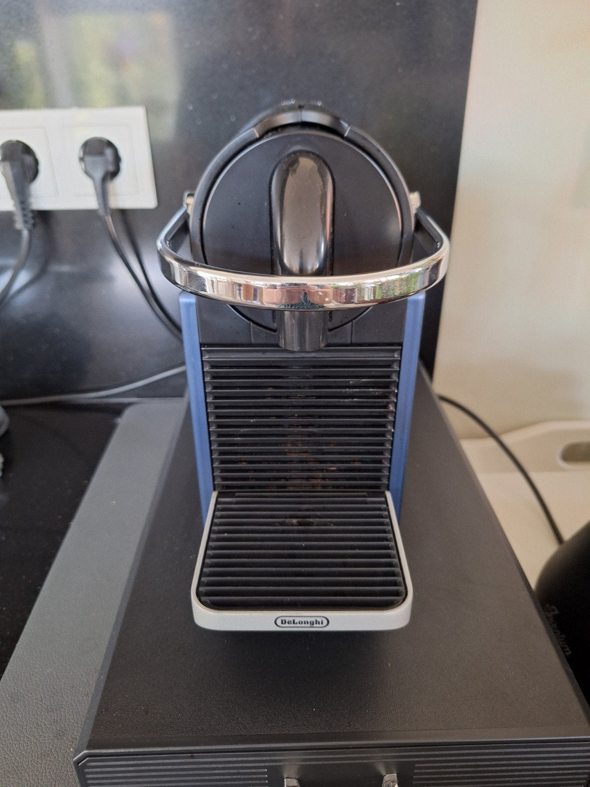 Nespresso De'Longhi Pixie Koffiezetapparaat . Ophalen Elburg, Ophalen, Afneembaar waterreservoir, Koffiemachine, Zo goed als nieuw