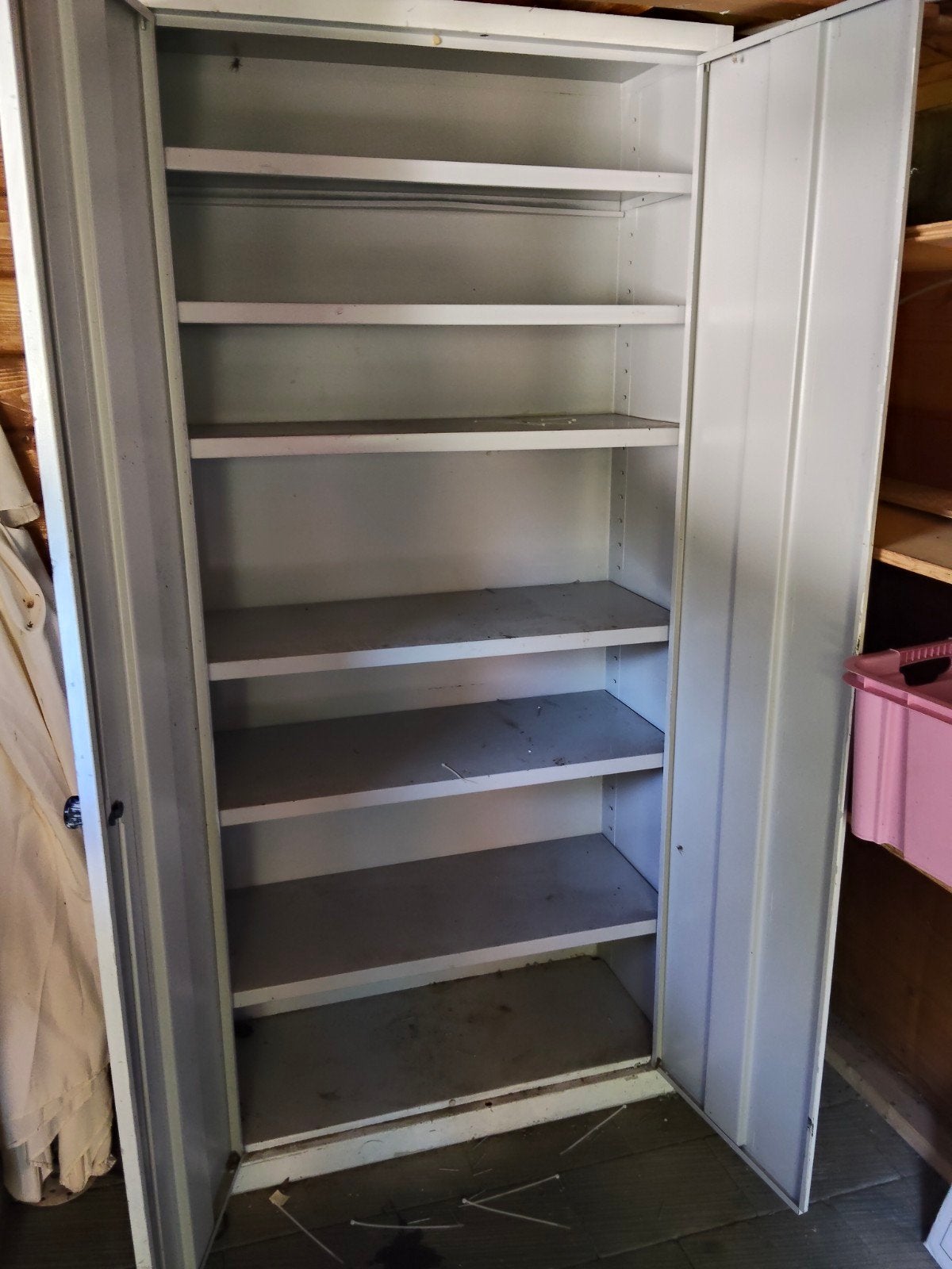 GRATIS Metalen kast met planken - Ideaal voor opslag, Huis en Inrichting, Kasten | Kledingkasten, Industrieel, functioneel, Metaal