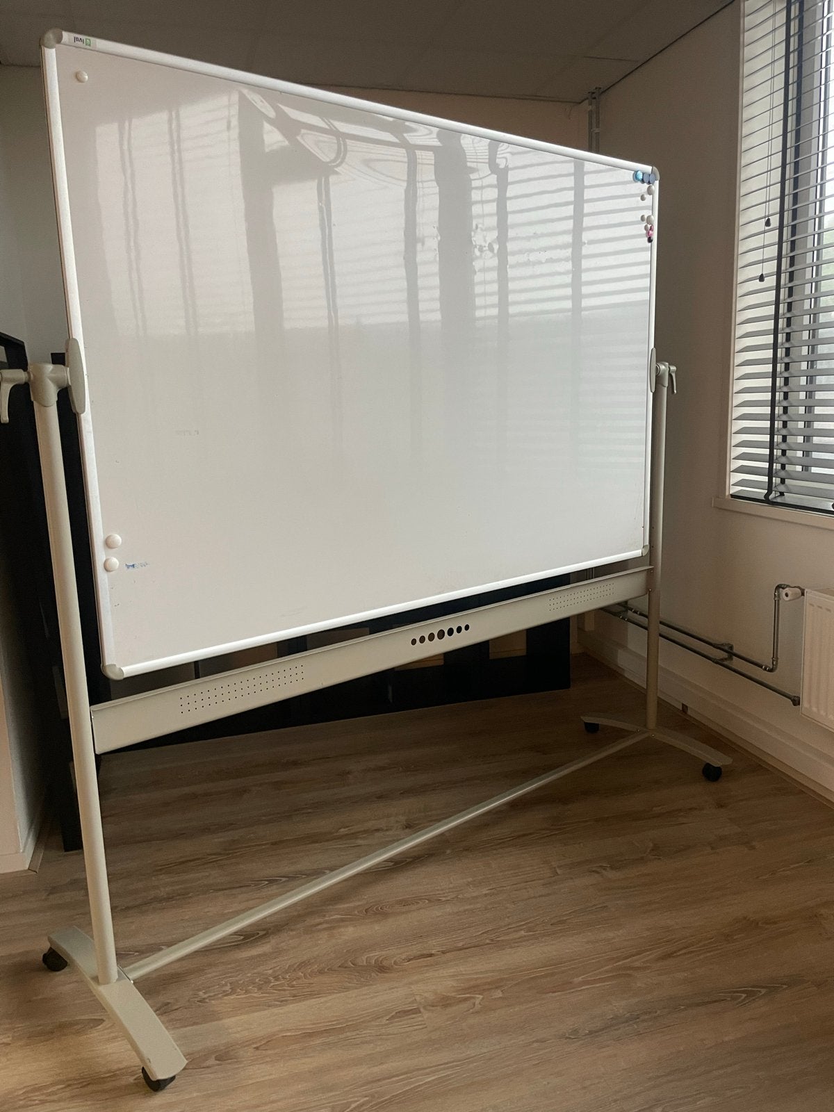 Draaibaar whiteboard op wielen, Ophalen, Gebruikt, Whiteboard