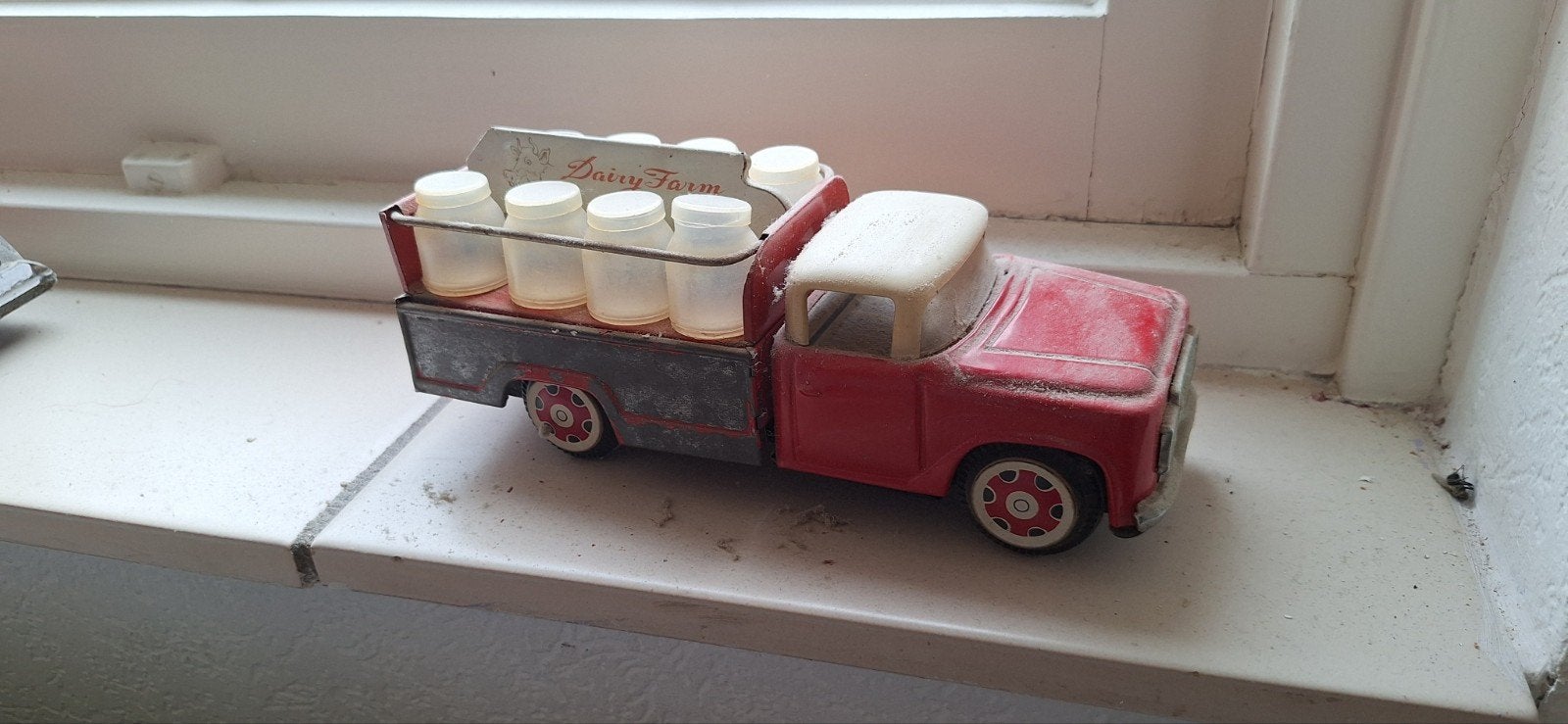 Oude miniatuur melkwagen met duwmotor, Ophalen, Gebruikt