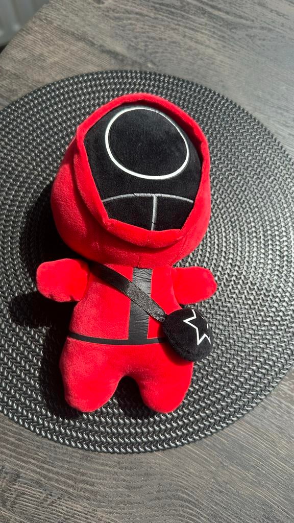 Squid Game knuffel rood bewaker cirkel, Kinderen en Baby's, Speelgoed | Knuffels en Pluche, Overige merken, Overige karakters