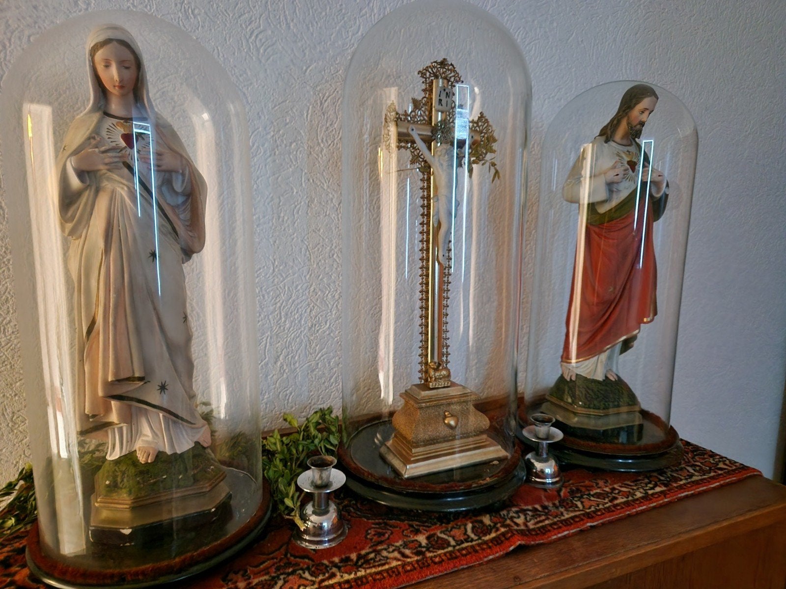 Antieke religieuze beelden onder stolp - Jozef, Maria, Kruis, Ophalen