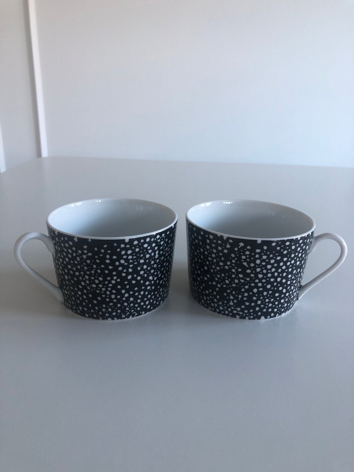2 House of Rym kopjes - Zwart wit design, Overige merken, Keramiek, Ophalen of Verzenden, Zo goed als nieuw