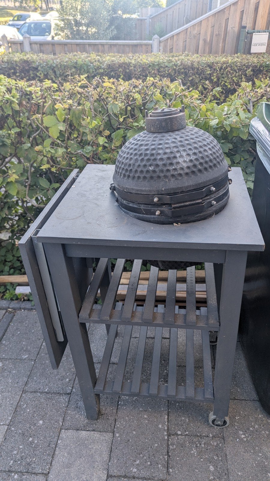 13 inch komodo bbq with wooden stand, Tuin en Terras, Buitenkeukens, Ophalen, Zo goed als nieuw, Houtskool