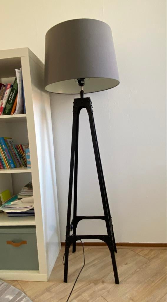 Grijze staande lamp met metalen poten, Ophalen of Verzenden, Zo goed als nieuw, Metaal, 100 tot 150 cm