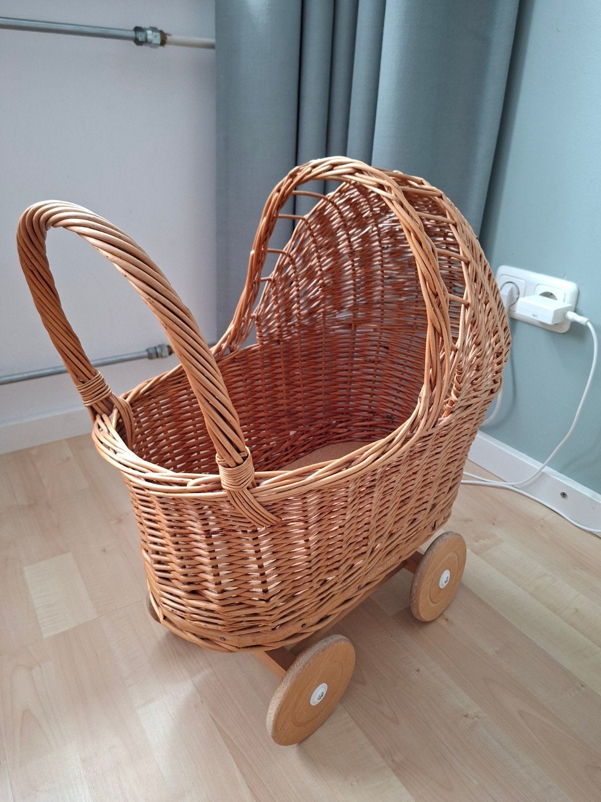 Rotan poppenwagen met retro houten wielen - Dille & Kamille, Ophalen, Zo goed als nieuw, Overige typen
