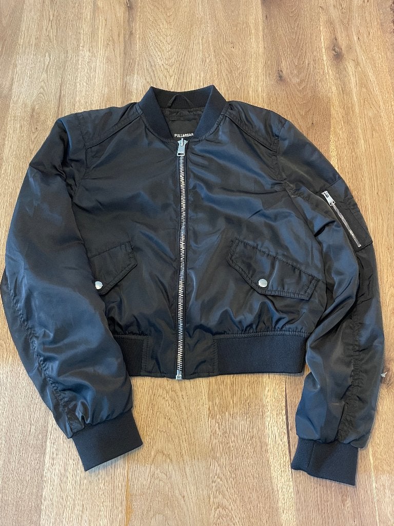 E049 Pull&Bear Zwarte Bomberjack - In zeer goede staat, Pull&Bear, Zwart, Ophalen of Verzenden, Maat 36 (S)