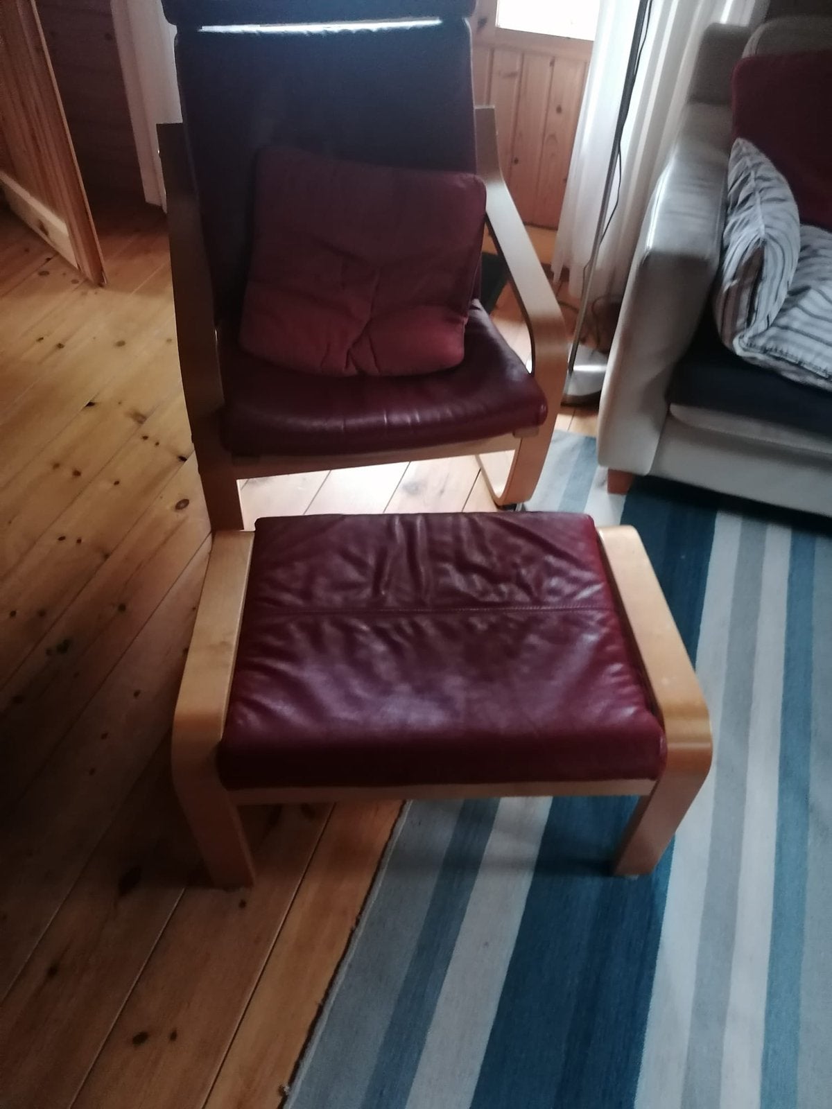 IKEA Poäng fauteuil, rood leer met voetenbankje, Huis en Inrichting, Ophalen, Leer, 50 tot 75 cm