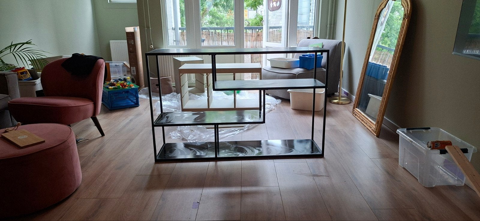 Zwart metalen wandrek/boekenkast - 130x35x82 cm, Ophalen, Met plank(en), Gebruikt, 100 tot 150 cm