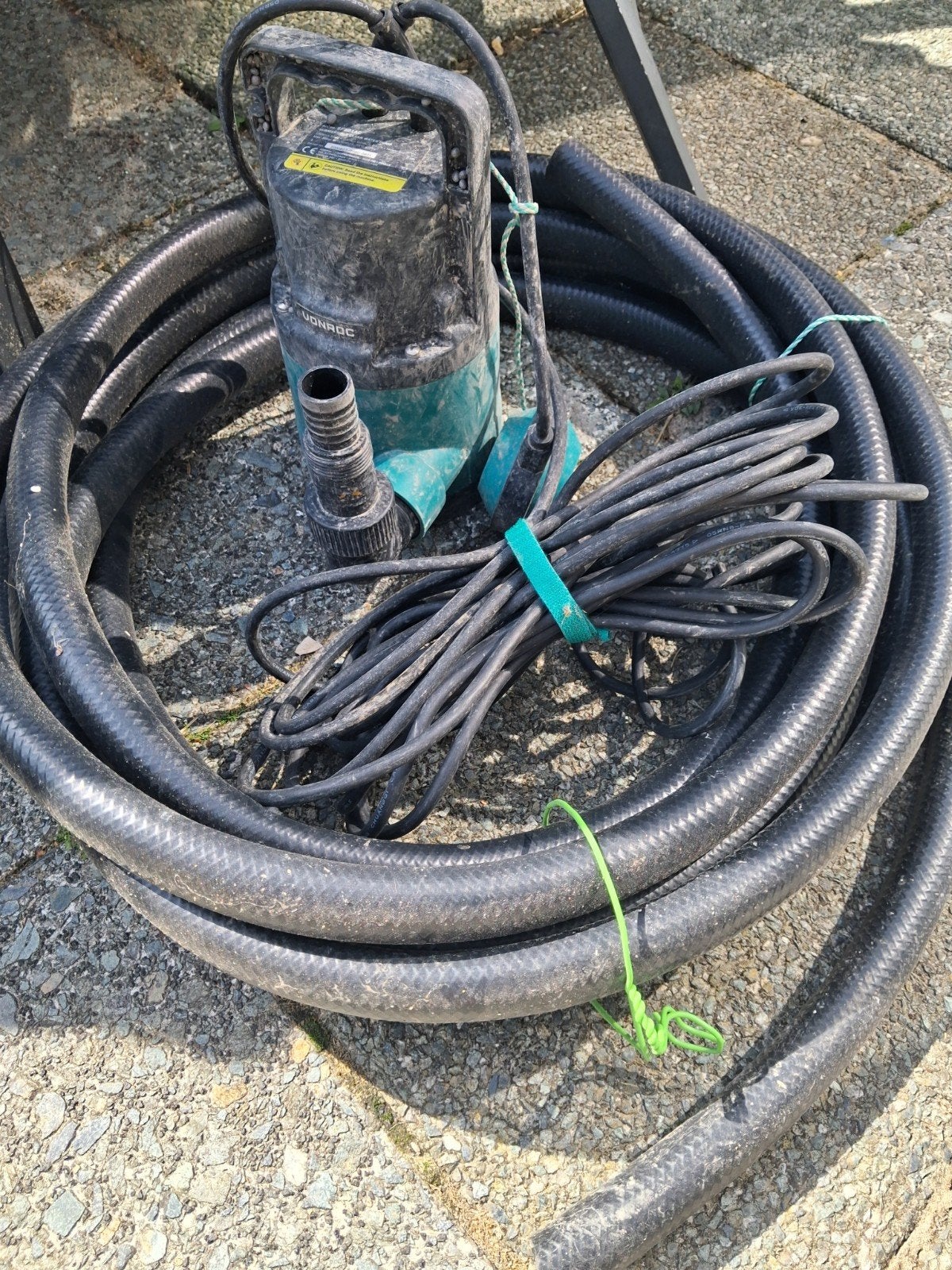 Vonroc Dompelpomp 300W met slang - Zo goed als nieuw, Ophalen of Verzenden, Zo goed als nieuw, Elektrisch, Dompelpomp