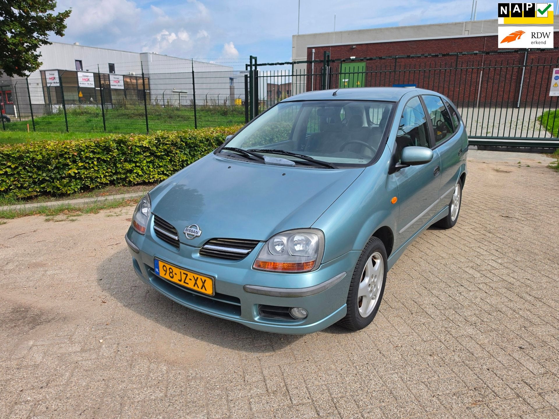 Nissan Almera Tino 1.8 Luxury AIRCO 1EIG 53.000 NAP!, Auto's, 1345 kg, 4 cilinders, 700 kg, Almera Tino