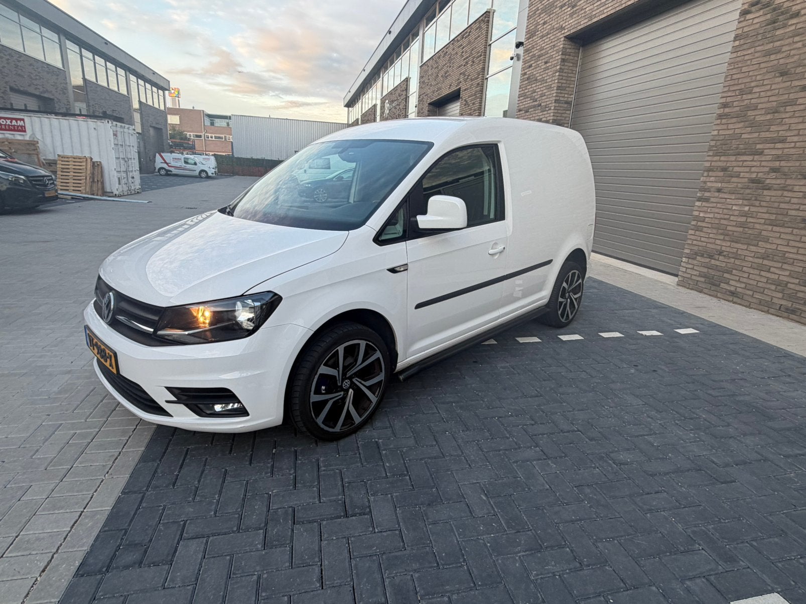 Volkswagen Caddy 2.0 TDI Autom Euro6 Leer Nav Trekhaak marge, Dealer onderhouden, 4 cilinders, 700 kg, Volkswagen