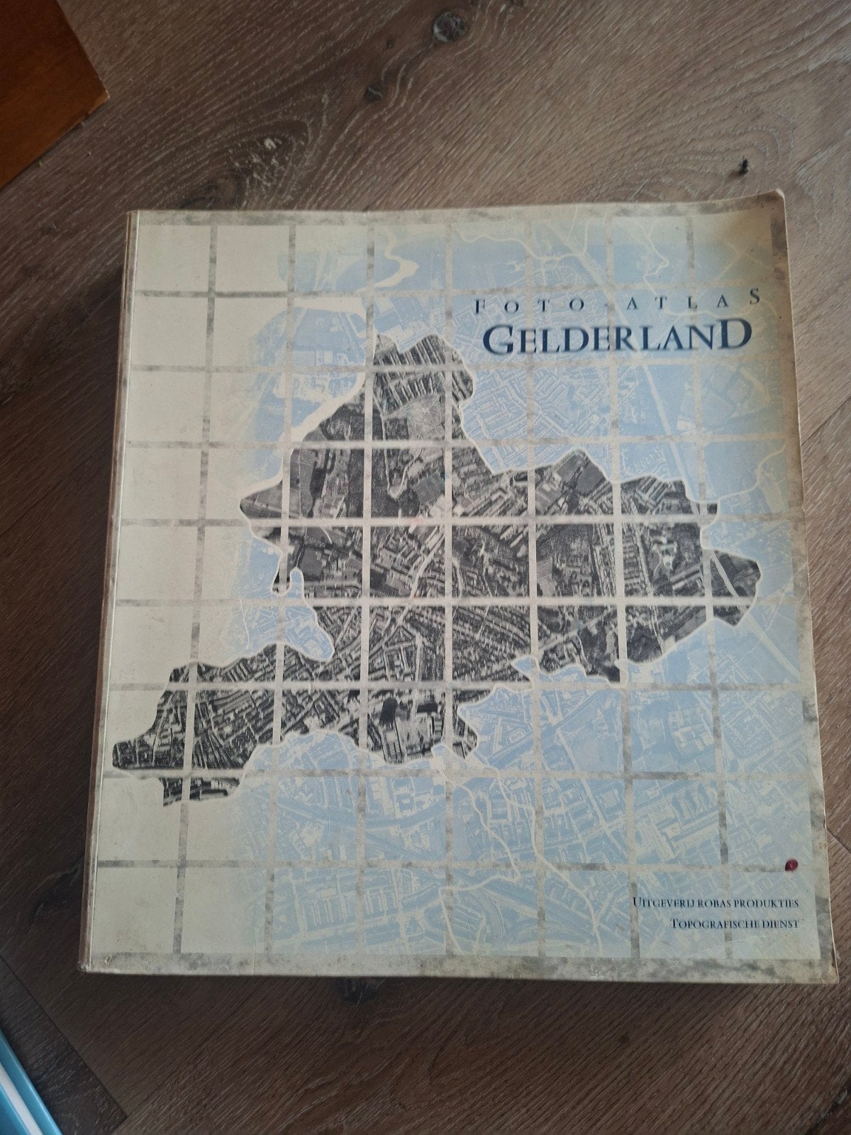 Foto Atlas Gelderland - Luchtfoto's van de Veluwe, Gelezen, Overige atlassen, Ophalen of Verzenden, 1800 tot 2000