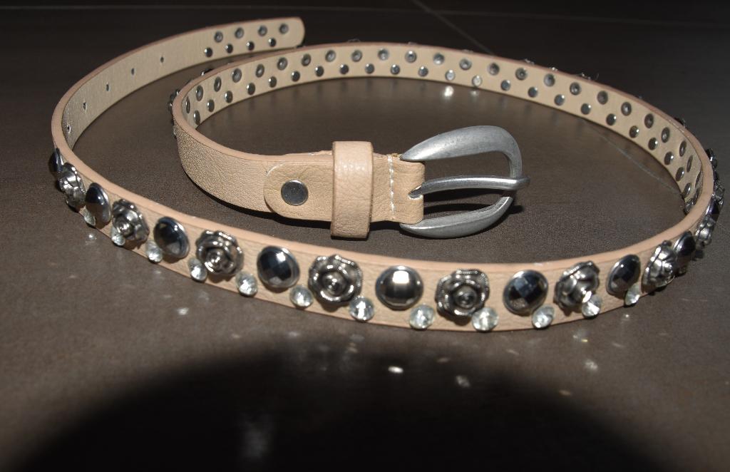 Mooie camel riem met studs, Kleding | Dames, Riemen en Ceinturen, Minder dan 3 cm, Echt leder, Tailleriem, Ophalen of Verzenden