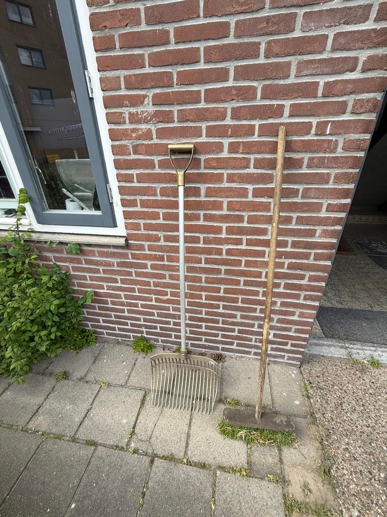 Plastic hark/ hooivork en bezem, Ophalen, Zo goed als nieuw