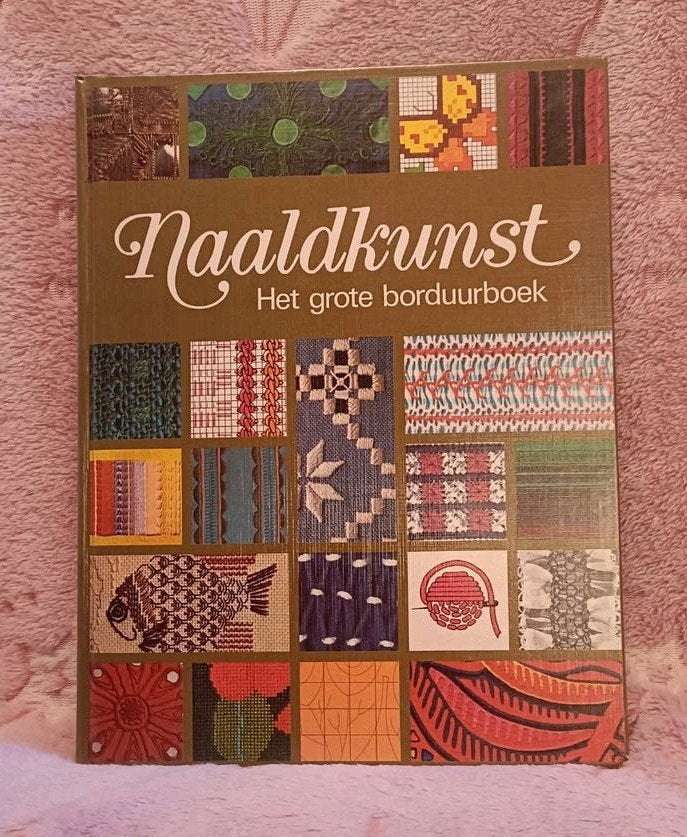 Naaldkunst - Het grote borduurboek, Boeken, Hobby en Vrije tijd, Ophalen of Verzenden, Zo goed als nieuw, Borduren en Naaien