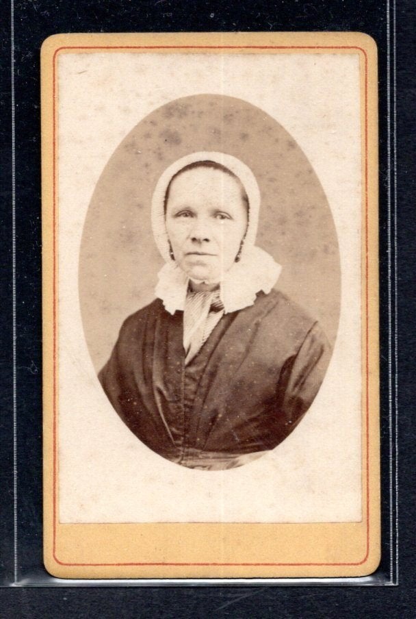 CDV - Portret van onbekende vrouw met muts Overijssel., Verzamelen, Foto's en Prenten, Gebruikt, Verzenden, Foto, Klederdracht