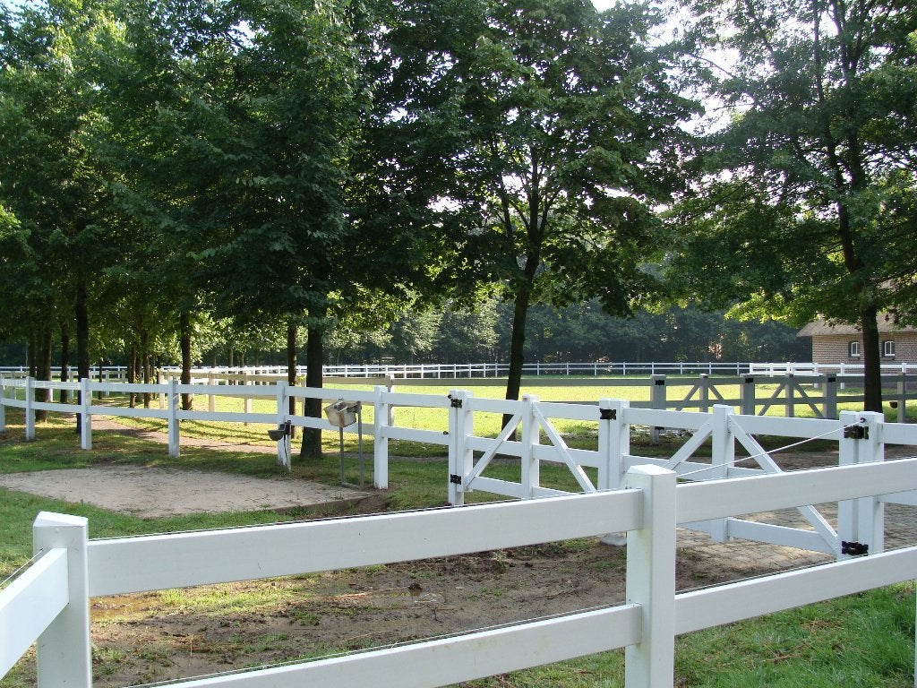 Kunststof paarden omheining PVC wit. Duurzaam en veilig, Dieren en Toebehoren, Stalling en Weidegang, Weidegang, 4 paarden of pony's of meer