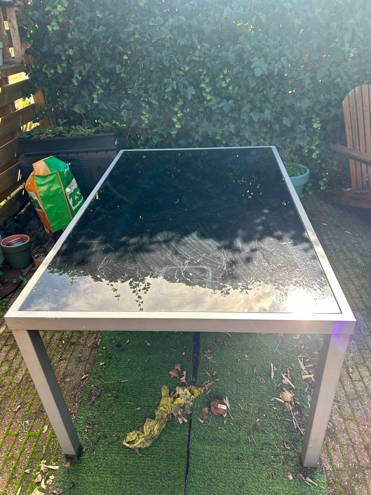 Foto 2 van Aluminium tuintafel met zwart veiligheidsglas (157x97,5 cm)