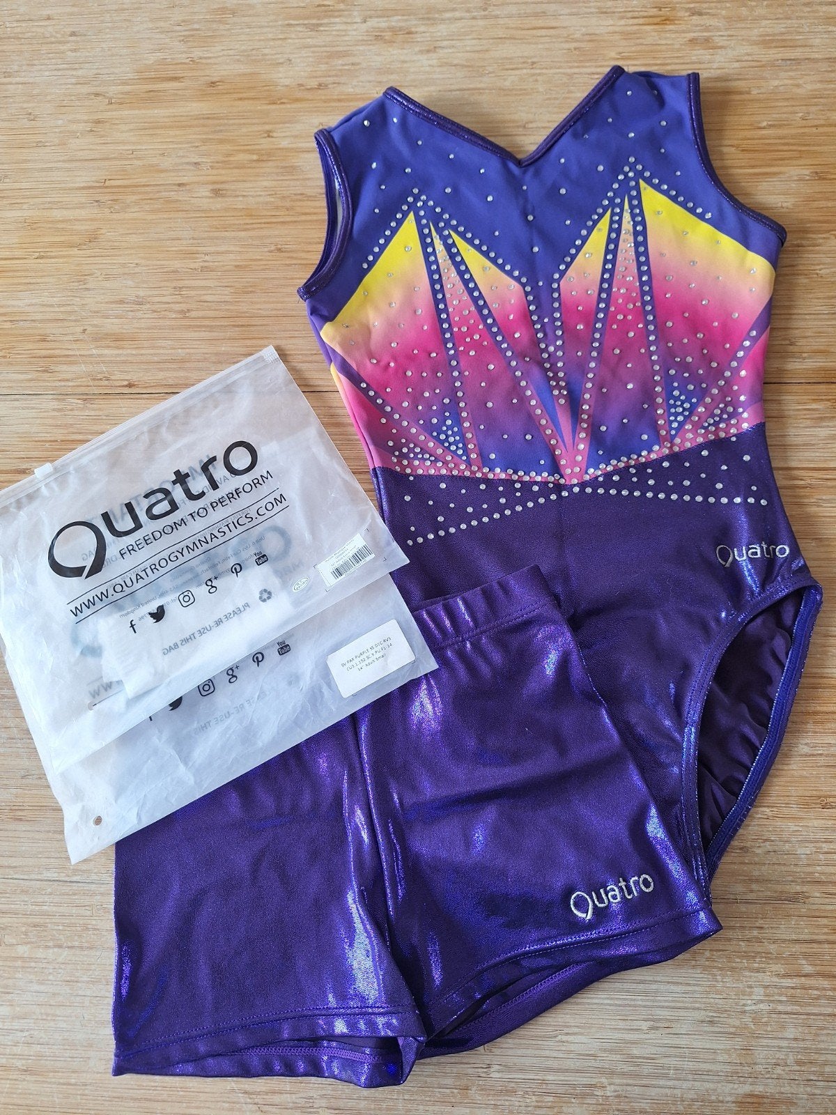 Quatro wedstrijd turnpakje met broekje, paars., Sport en Fitness, Turnen, Paars, Ophalen of Verzenden, Zo goed als nieuw, Turnpak(je)