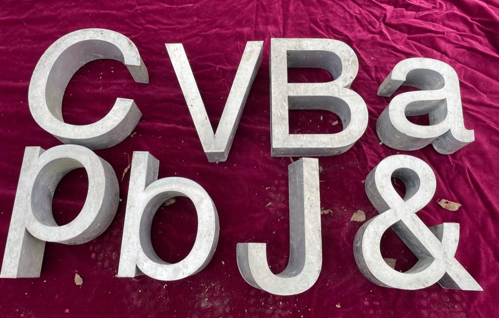14 oude industriële metalen letters., Ophalen