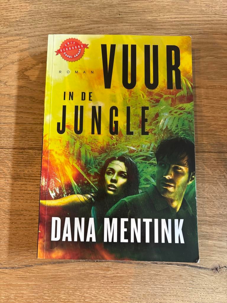 Roman: Vuur in de Jungle - Dana Mentink, Ophalen of Verzenden, Zo goed als nieuw, Amerika
