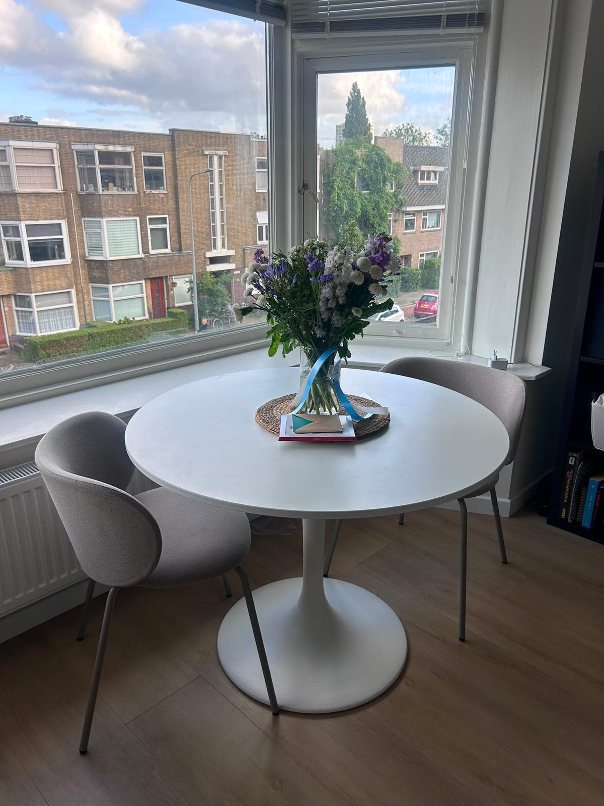 Moderne ronde eettafel met witte voet, Kunststof, Gebruikt, Rond, Tot twee personen