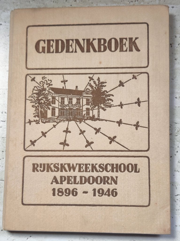Gedenkboek Rijkskweekschool Geschiedenis  APELDOORN  1946, Ophalen of Verzenden, Gelezen