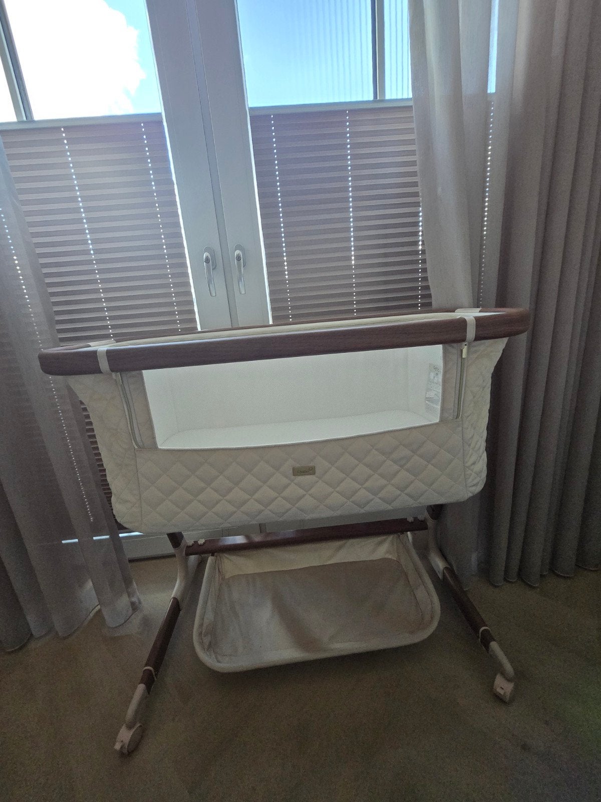 Qute Q-Wiggle Electric Co-Sleeper en een matrasbeschermer, Kinderen en Baby's, Babywiegjes en Ledikanten, Ophalen, Zo goed als nieuw