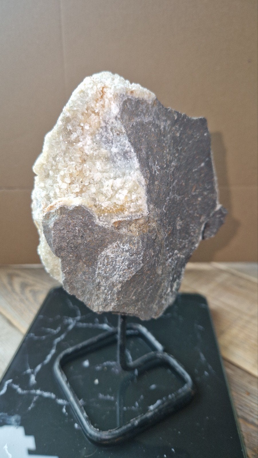 Calciet Kristalcluster op Basalt Matrix – met Standaard, Ophalen of Verzenden