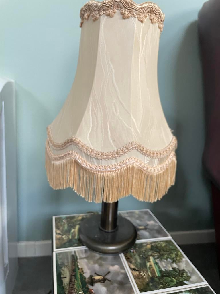 Grappige vintage tafellamp jaren '70 met franjes, Huis en Inrichting, Lampen | Tafellampen, Gebruikt, Minder dan 50 cm, Stof, Ophalen