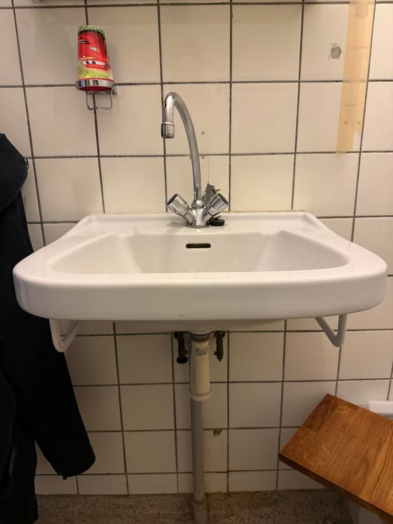 Originele jaren '70 witte wasbak met steunen en kraan, Doe-het-zelf en Verbouw, Sanitair, Ophalen, Gebruikt, Wastafel