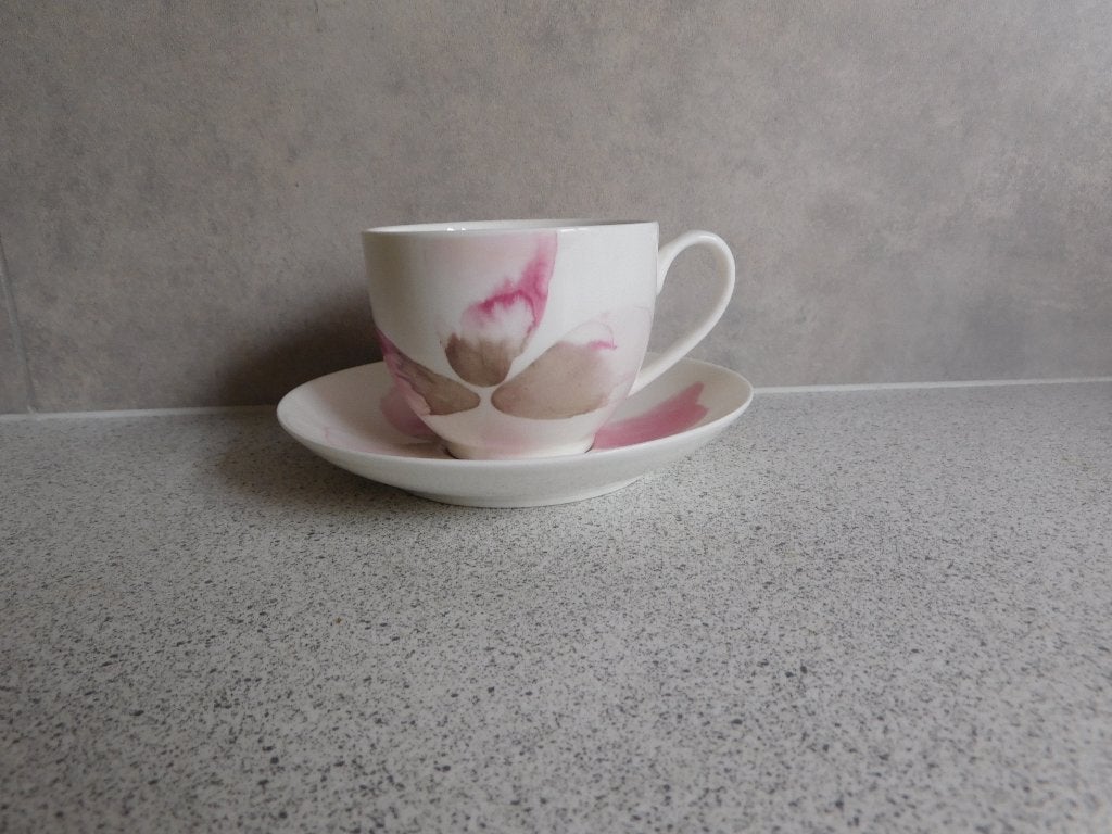Kop en schotel 200 ml. New Bone China Lathyrus Margriet, Ophalen of Verzenden, Zo goed als nieuw, Overige stijlen, Kop(pen) en/of Schotel(s)