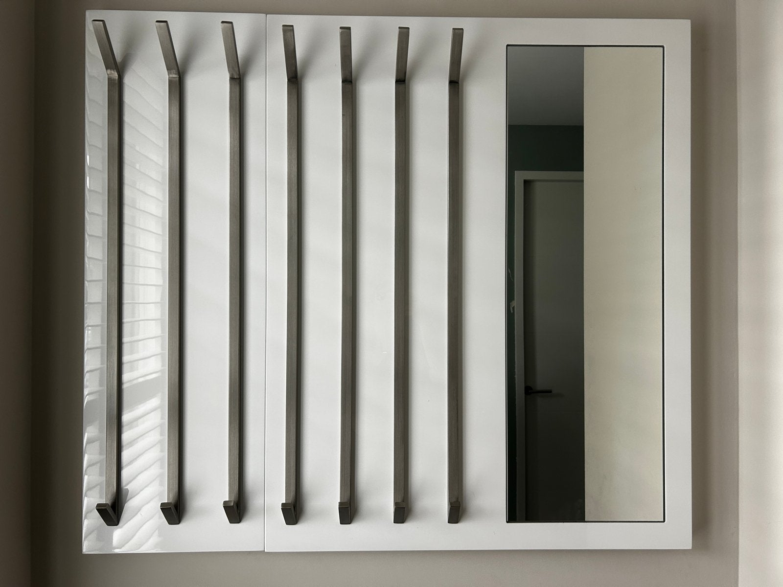 Mooie hoogglans witte kapstok met spiegel, aanpasbare breedt, Huis en Inrichting, Woonaccessoires | Kapstokken, Overige materialen