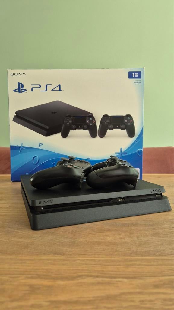 PlayStation 4 Slim 1TB met 2 controllers, Spelcomputers en Games, Spelcomputers | Sony PlayStation 4, Ophalen, Met 2 controllers