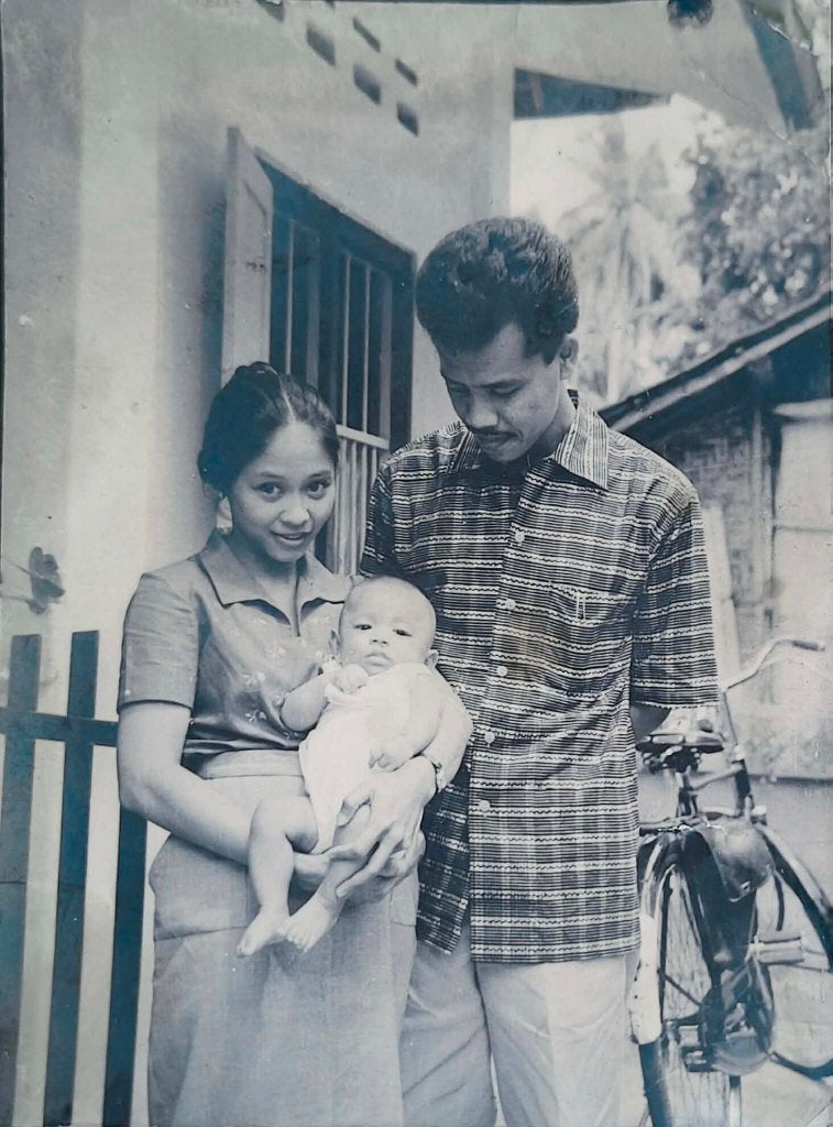 Nederl.-Indie ca.1949-1950 Jong echtpaar met baby, Gebruikt, Foto, Ophalen of Verzenden, 1940 tot 1960