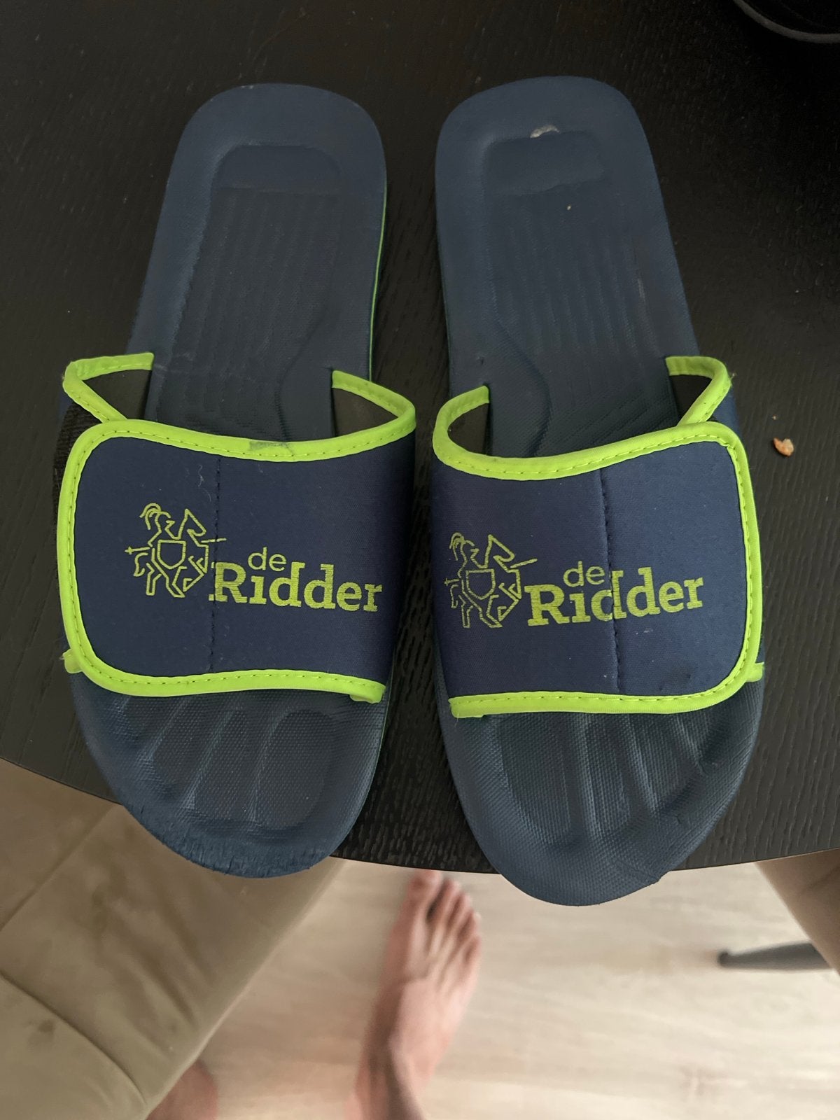 Blauwe slippers met 'de Ridder' logo origineel Pi schiphol, Ophalen of Verzenden, Gedragen, Blauw, Slippers