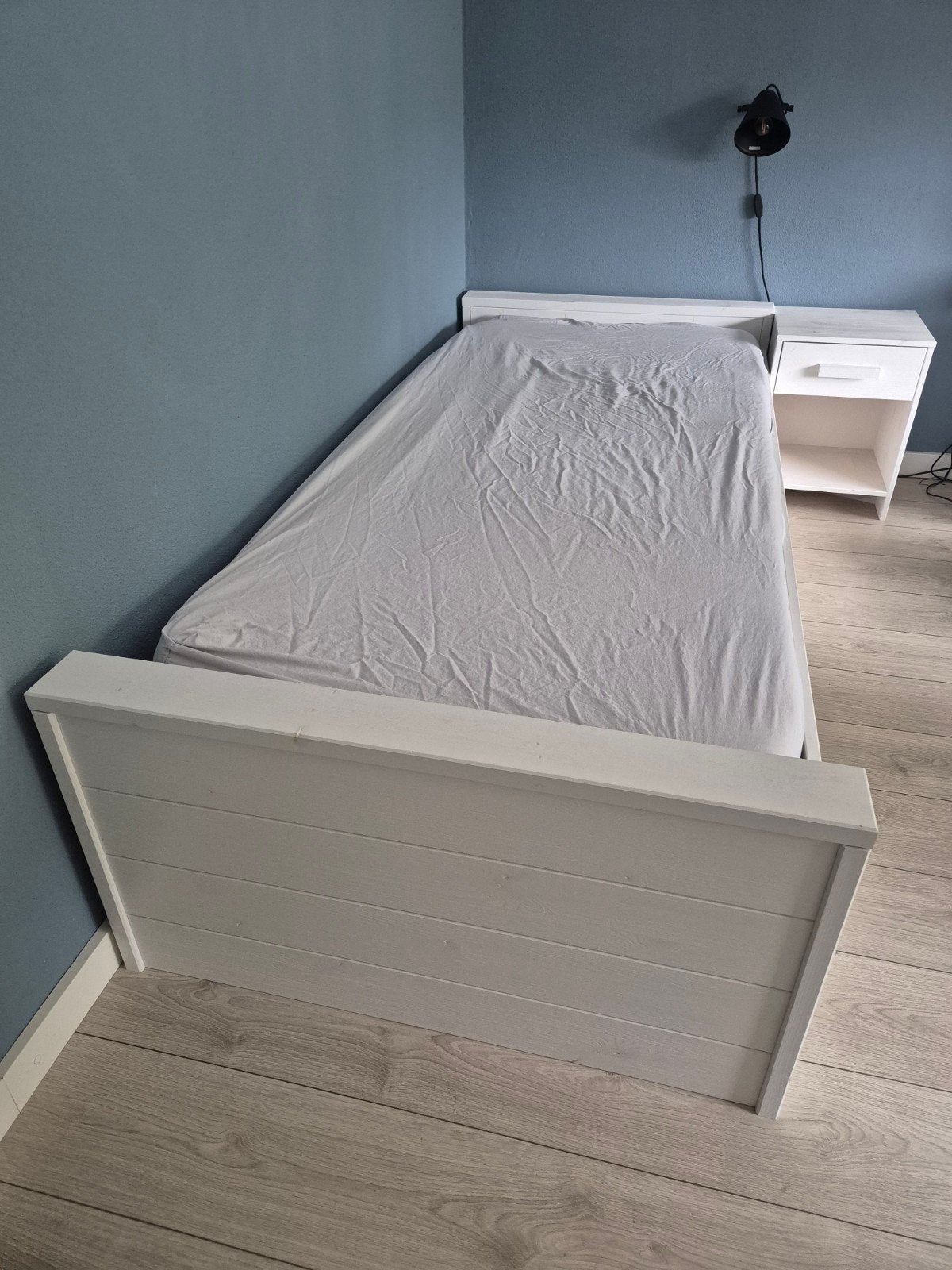 Eenpersoonsbed Woood met nachtkastje, zo goed als nieuw, Ophalen, Zo goed als nieuw, Jongetje of Meisje