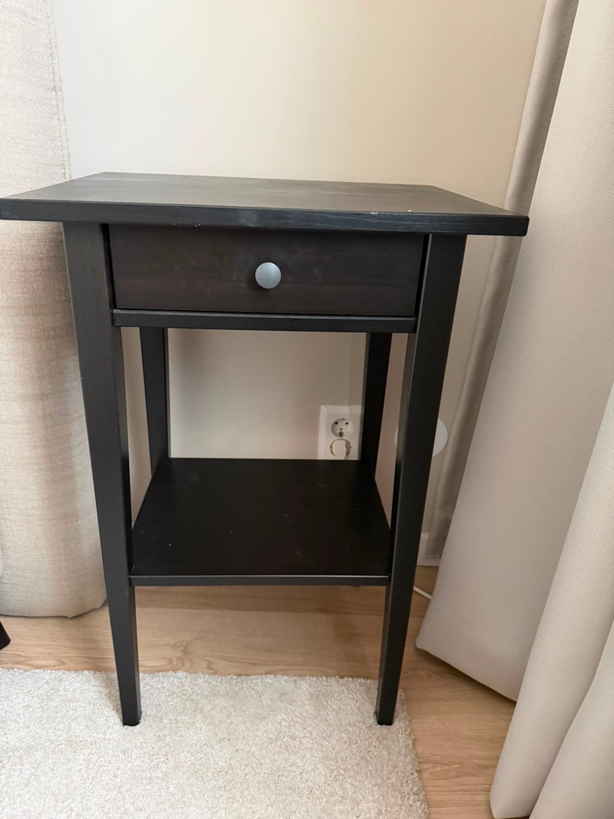 2x IKEA HEMNES Nachtkastje - Zwartbruin met lade en plank, Ophalen, 55 tot 70 cm, Zo goed als nieuw, 45 tot 65 cm