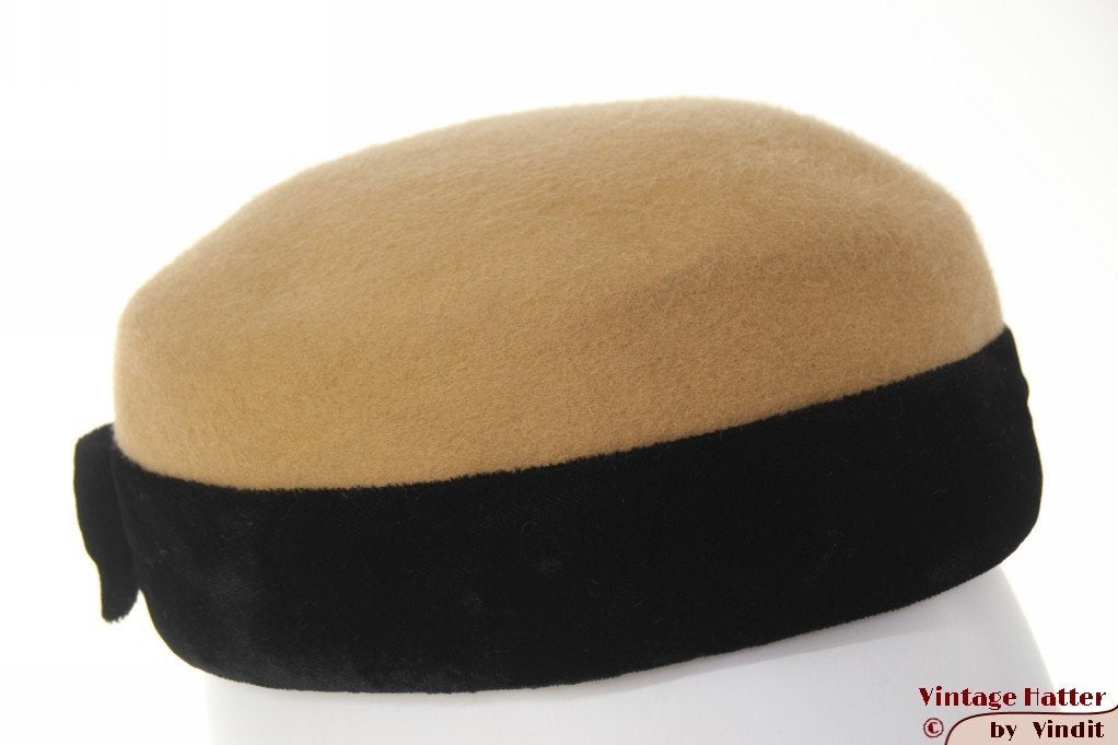 Dames cocktail pillbox hoed beige wolvilt zwart fluweel 56, Ophalen of Verzenden, Zo goed als nieuw, 56 of 57 cm (M, 7 of 7⅛ inch)