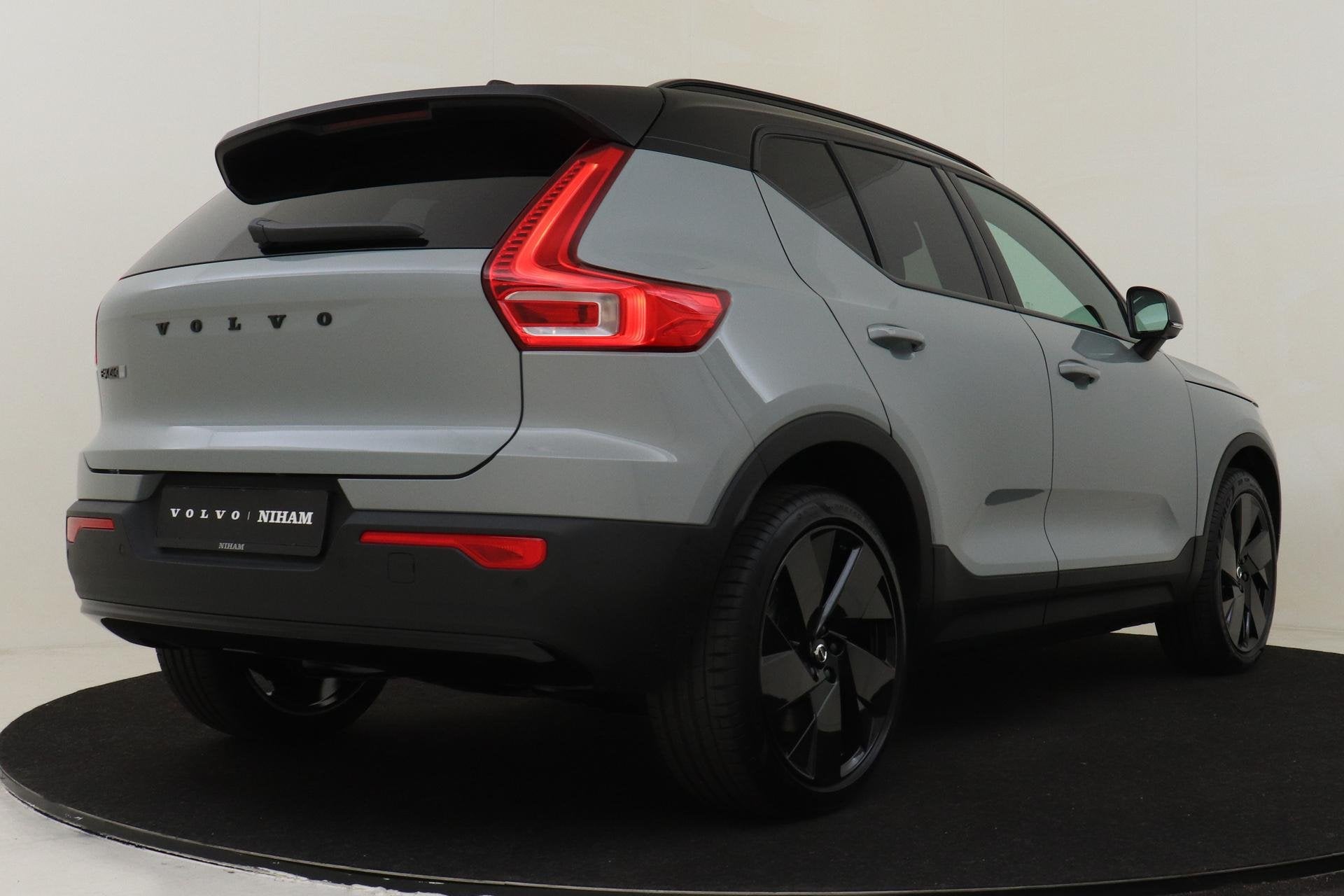 Volvo EX40 SINGLE MOTOR EXTENDED RANGE ULTRA BLACK EDITION E, Auto's, Automaat, 12 maanden, Achterwielaandrijving, Leder en Stof