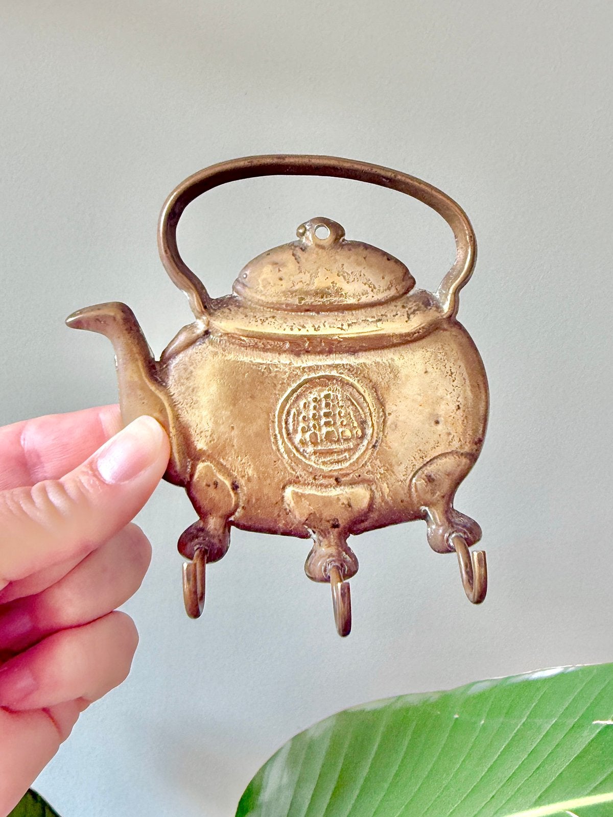Vintage messing wandhaak haken kapstokje theepot, Ophalen of Verzenden, Gebruikt, Goud